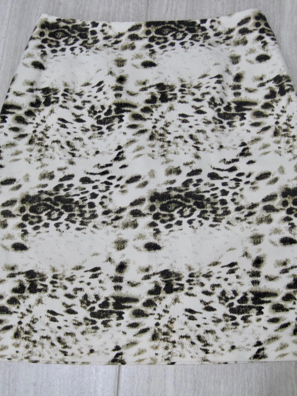 Current-Animal Print Pencil Mid Skirt Size 10. 97% Cotton, 3% Spandex.